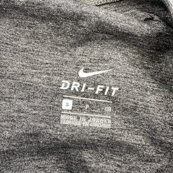 Nike Dri-Fit Grey 3/4 Length Leggings Venting in the back Size Small - Picture 6 of 13